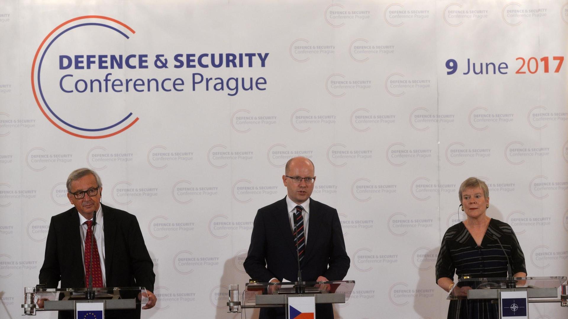 (l-r) EU-Kommissar Präsident Jean-Claude Juncker, der tschechischer Ministerpräsident Bohuslav Sobotka und die NATO-stellvertretende Generalsekretärin Rose Gottemoeller antworten Journalisten am 9. Juni 2017 während der Pressekonferenz in Prag. (l-r) EU-Kommissar Präsident Jean-Claude Juncker, der tschechischer Ministerpräsident Bohuslav Sobotka und die NATO-stellvertretende Generalsekretärin Rose Gottemoeller antworten Journalisten am 9. Juni 2017 während der Pressekonferenz in Prag.