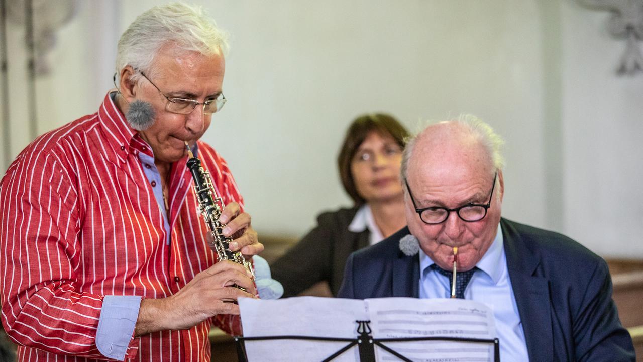 Claus Hipp mit seinem Freund, dem Georgier George Kobulashvili. Beide spielen im Münchner Behördenorchester Oboe. Bei einer privaten Probe in der Wallfahrtskirche Herrnrast üben sie ein Stück für ein Konzert, das beide in Georgien geben werden. Claus Hipp mit seinem Freund, dem Georgier George Kobulashvili. Beide spielen im Münchner Behördenorchester Oboe. Bei einer privaten Probe in der Wallfahrtskirche Herrnrast üben sie ein Stück für ein Konzert, das beide in Georgien geben werden.