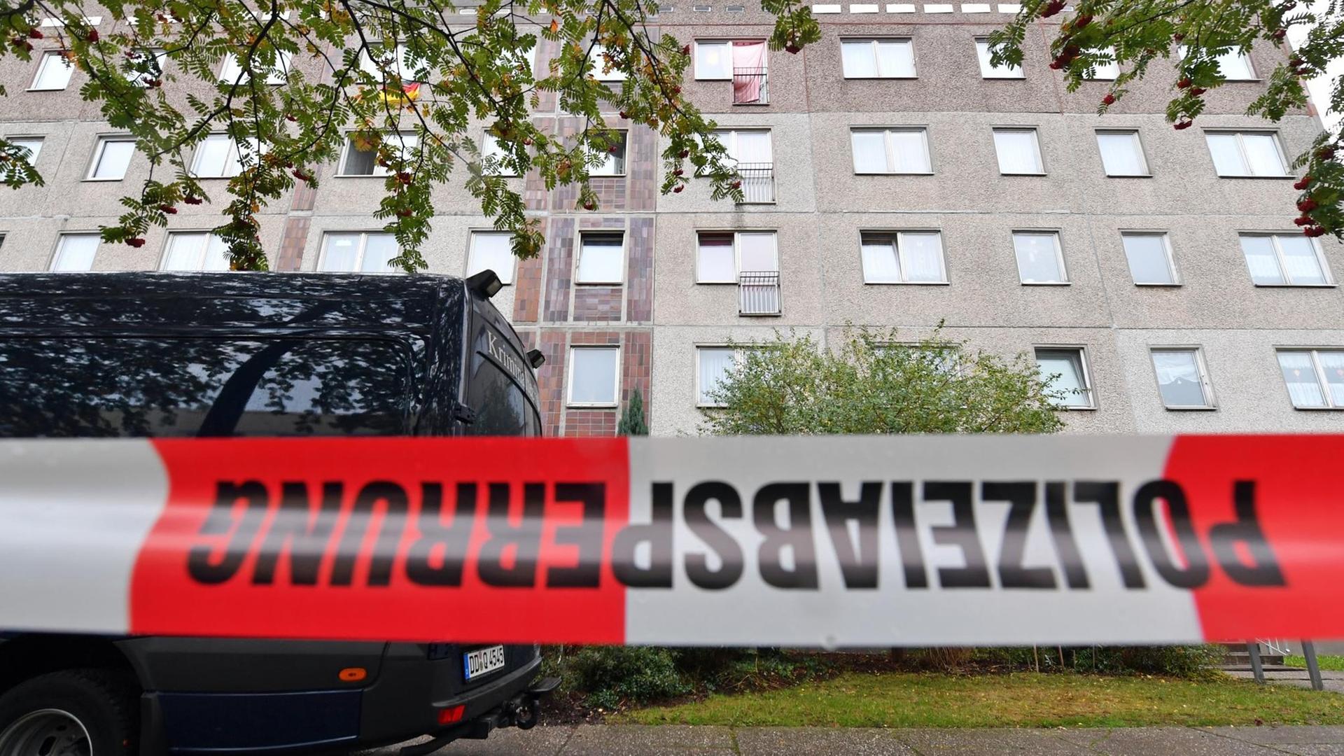 Ein Absperrband und ein Fahrzeug der Kriminaltechnik versperren den Zugang zu einem Haus im Stadtteil Paunsdorf in Leipzig. Dort wurde der bundesweit gesuchte Terrorverdächtige gefasst. Ein Absperrband und ein Fahrzeug der Kriminaltechnik versperren den Zugang zu einem Haus im Stadtteil Paunsdorf in Leipzig. Dort wurde der bundesweit gesuchte Terrorverdächtige gefasst.