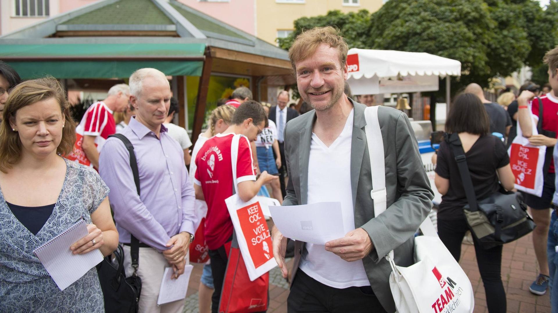 SPD-Bundestagskandidat Tim Renner am 17.08.2017 beim Wahlkampf in Berlin Wilmersdorf SPD-Bundestagskandidat Tim Renner am 17.08.2017 beim Wahlkampf in Berlin Wilmersdorf
