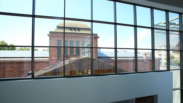 Blick auf das Jugendstilgebäude vom neueröffneten Museumskomplex in Mannheim, 30.05.2018