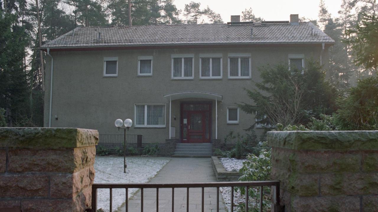 Haus in der Waldsiedlung Wandlitz in dem zu DDR-Zeiten die ehemaligen SED-Politbüromitglieder Friedrich Ebert und später Horst Dohlus wohnten. Haus in der Waldsiedlung Wandlitz in dem zu DDR-Zeiten die ehemaligen SED-Politbüromitglieder Friedrich Ebert und später Horst Dohlus wohnten.