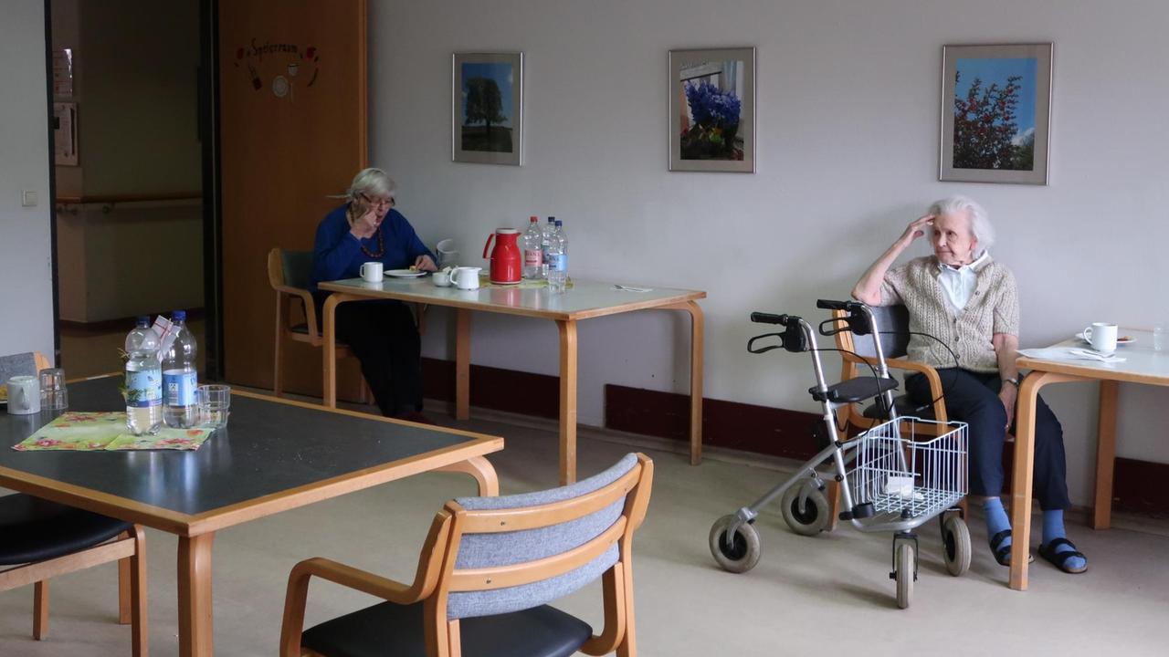 Weit auseinander gestellte Tische im Speisesaal. Weit auseinander gestellte Tische im Speisesaal.
