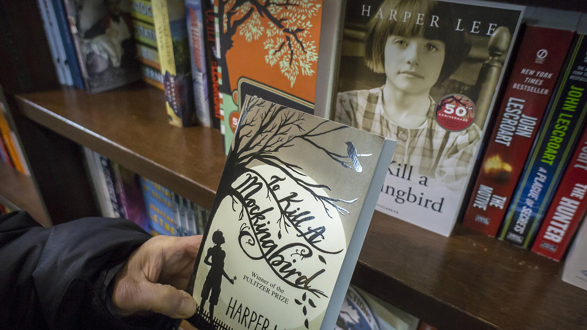 Über 50 Jahre nach ihrem Bestseller "Wer die Nachtigall stört" hat Harper Lee erstmals wieder einen Roman veröffentlicht. Über 50 Jahre nach ihrem Bestseller "Wer die Nachtigall stört" hat Harper Lee erstmals wieder einen Roman veröffentlicht.