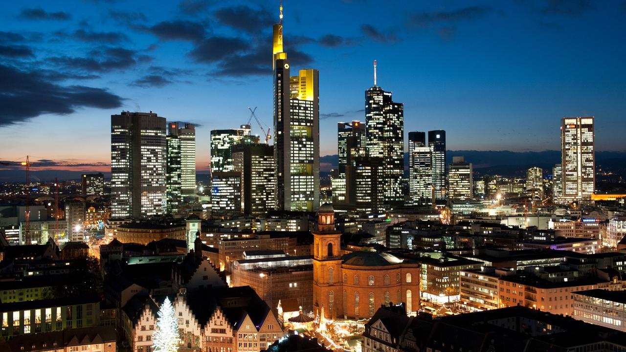 Die Hochhäuser von Frankfurt am Main und Teile der Altstadt (im Vordergrund) vor Himmel mit Sonnenuntergang Die Hochhäuser von Frankfurt am Main und Teile der Altstadt (im Vordergrund) vor Himmel mit Sonnenuntergang