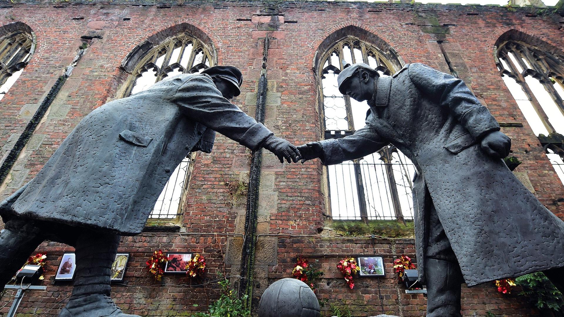 Ein Denkmal erinnert an den Weihnachtsfrieden 1914 und ein Fußballspiel, das damals zwischen deutschen und englischen Soldaten ausgetragen wurde. Ein Denkmal erinnert an den Weihnachtsfrieden 1914 und ein Fußballspiel, das damals zwischen deutschen und englischen Soldaten ausgetragen wurde.