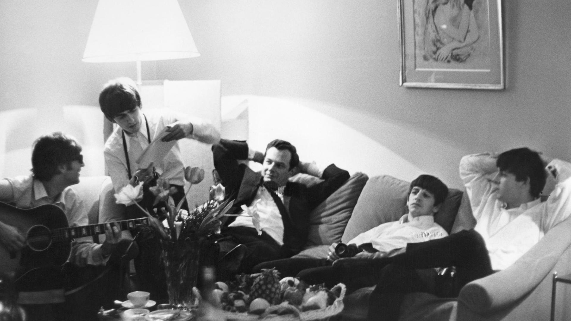 (L-r) John Lennon, George Harrison, Manager Brian Epstein, Ringo Starr und Paul McCartney relaxen in einer Hotel-Suite während einer Auslandstournee der britischen Popgruppe The Beatles. (Undatierte Aufnahme). Brian Epstein, erfolgreicher Manager der Pilzköpfe, wurde am 19.09.1934 in Liverpool geboren und am 27.08.1967 tot in seiner Wohung in Belgravia in London aufgefunden. (L-r) John Lennon, George Harrison, Manager Brian Epstein, Ringo Starr und Paul McCartney relaxen in einer Hotel-Suite während einer Auslandstournee der britischen Popgruppe The Beatles. (Undatierte Aufnahme). Brian Epstein, erfolgreicher Manager der Pilzköpfe, wurde am 19.09.1934 in Liverpool geboren und am 27.08.1967 tot in seiner Wohung in Belgravia in London aufgefunden.
