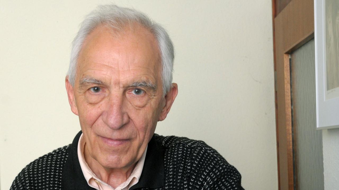 Der Schriftsteller Dieter Wellershoff steht in seiner Wohnung in Köln. Der Schriftsteller Dieter Wellershoff steht in seiner Wohnung in Köln.