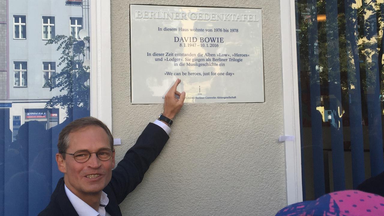 Berlins Regierender Bürgermeister Michael Müller (SPD) nach der Enthüllung der David-Bowie-Gedenktafel in Berlin-Schöneberg Berlins Regierender Bürgermeister Michael Müller (SPD) nach der Enthüllung der David-Bowie-Gedenktafel in Berlin-Schöneberg