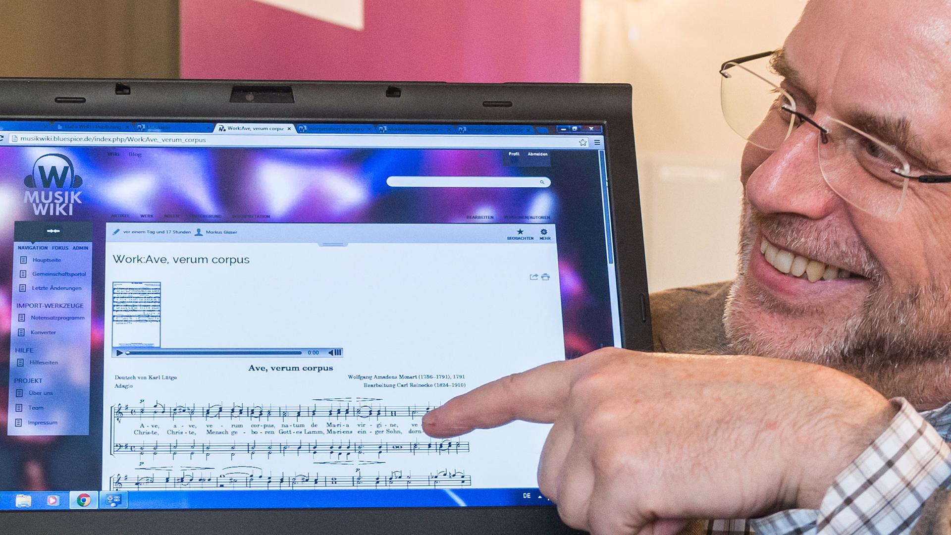 Gunter Dueck präsentiert in Alteglofsheim (Bayern) einen Laptop mit einer Internetseite von Musik-Wiki. "Freie Musiknoten für alle", fordert eine Gruppe von Informationswissenschaftlern aus Regensburg und will im Herbst mit einem Musik-Wiki nach Wikipedia-Vorbild online gehen.