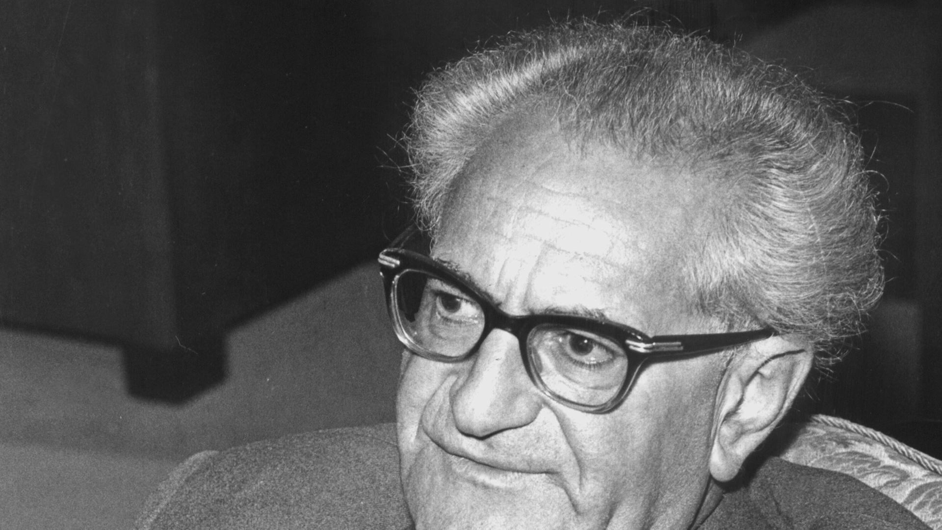 Der Generalstaatsanwalt Hessens Fritz Bauer, aufgenommen im Jahr 1961. Der Generalstaatsanwalt Hessens Fritz Bauer, aufgenommen im Jahr 1961.