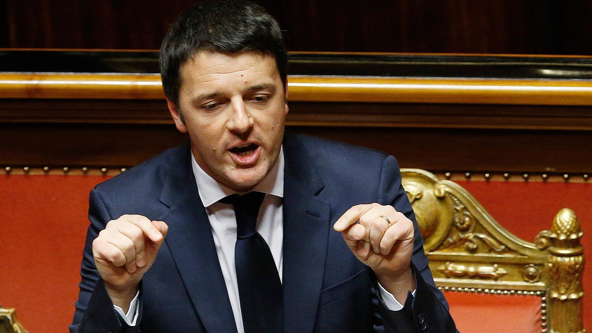 Matteo Renzi hält eine Rede und gestikuliert dabei. Matteo Renzi hält eine Rede und gestikuliert dabei.