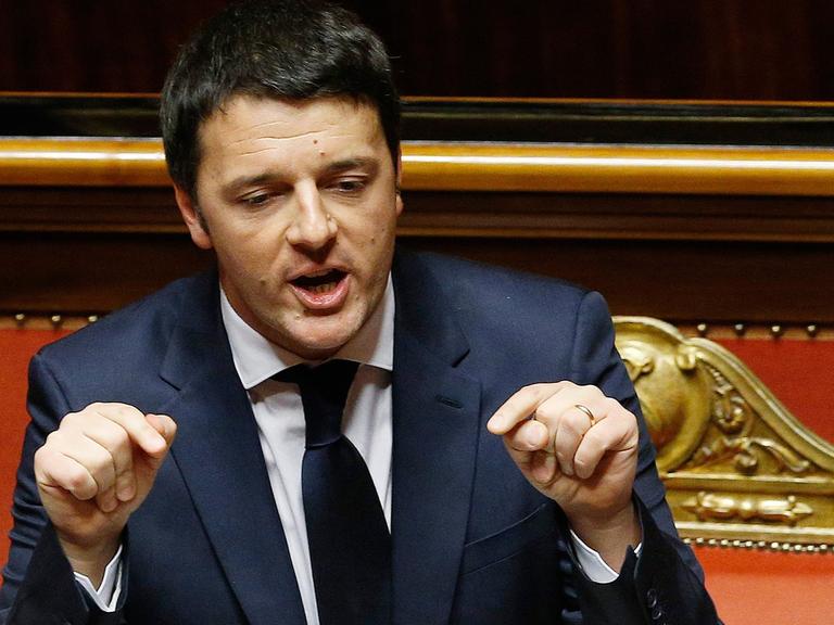 Matteo Renzi hält eine Rede und gestikuliert dabei.