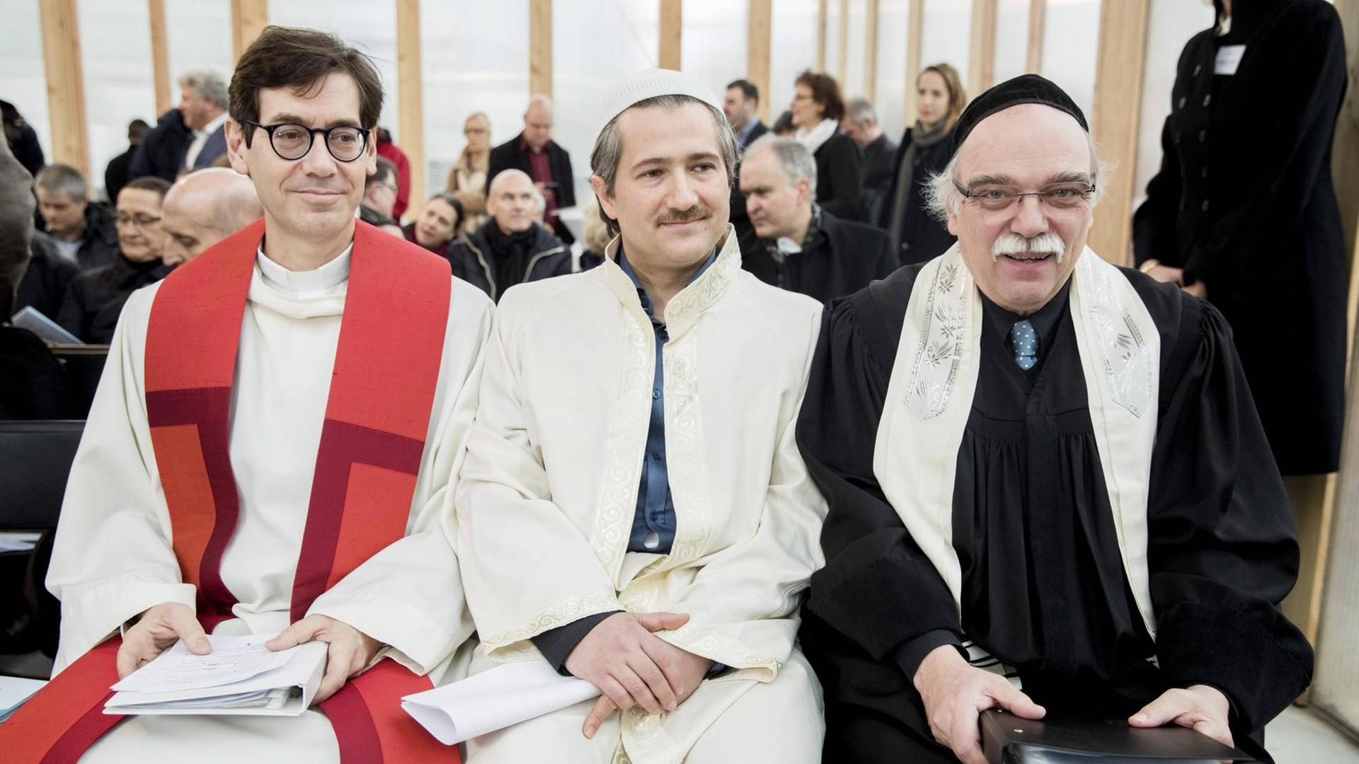 (L-R) Mitglieder des Praesidiums des House of One Pfarrer Gregor Hohberg, Imam Kadir Sanci und Rabbiner Andreas Nachama bei der Eroeffnung des Infopavillons des House of One auf dem Petriplatz in Berlin am 29. Januar 2018. (L-R) Mitglieder des Praesidiums des House of One Pfarrer Gregor Hohberg, Imam Kadir Sanci und Rabbiner Andreas Nachama bei der Eroeffnung des Infopavillons des House of One auf dem Petriplatz in Berlin am 29. Januar 2018.