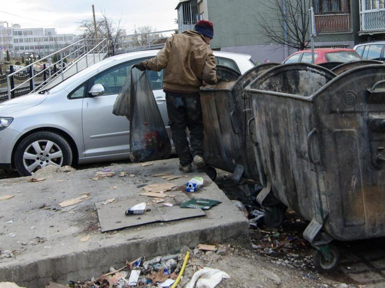 Ein Junge durchsucht den Müll im Zentrum von Pristina, der Hauptstadt des Kosovo.