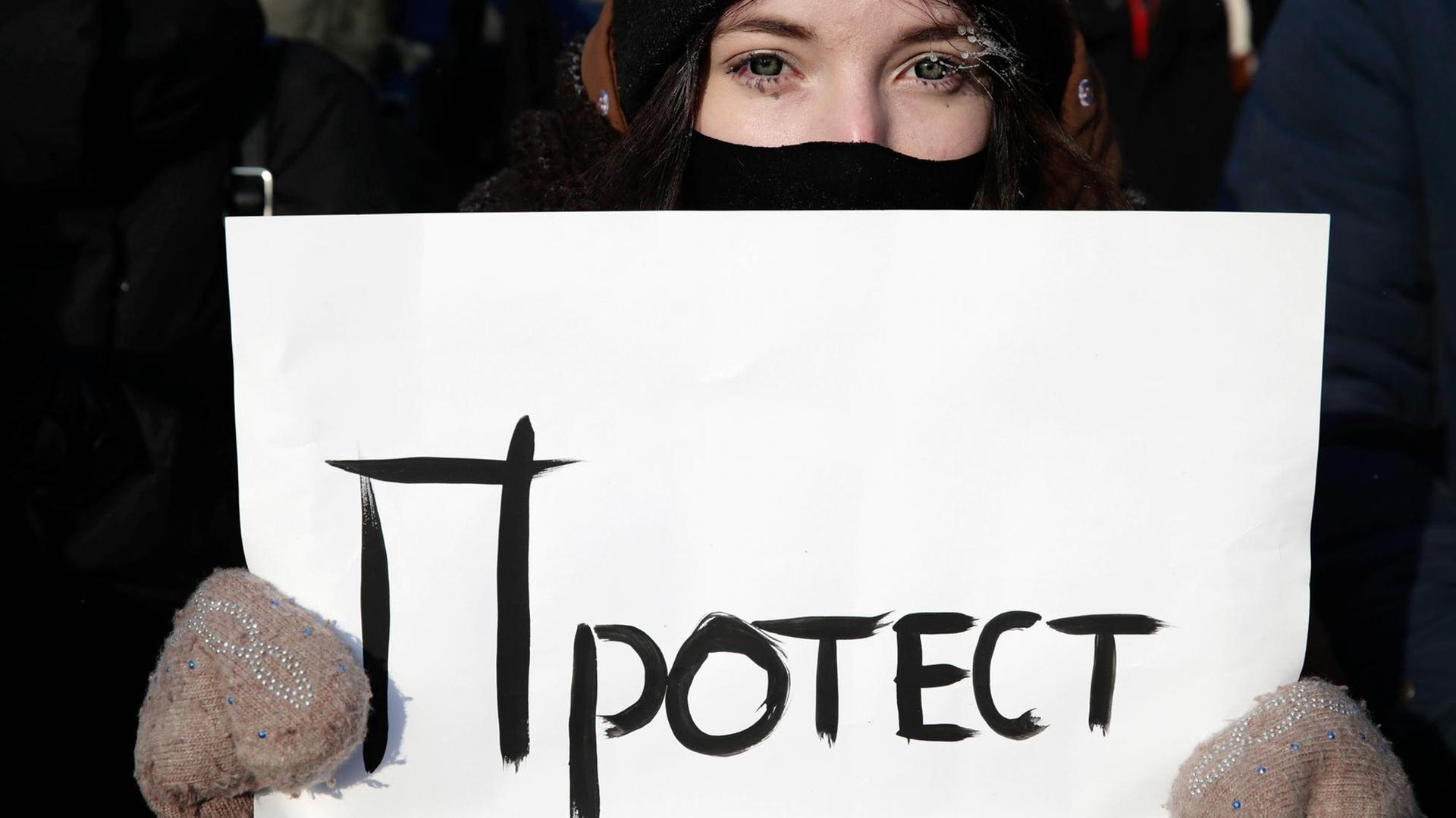 NOVOSIBIRSK, RUSSIA - JANUARY 23, 2021: A participant holds a poster reading Protest during an unauthorized rally in support of Russian opposition activist Alexei Navalny near Lenina Square. Navalny s supporters started calling for protests after his arrest was extended and he was sent to the Matrosskaya Tishina pre-trial detention facility. Kirill Kukhmar/TASS PUBLICATIONxINxGERxAUTxONLY TS0F4E08 NOVOSIBIRSK, RUSSIA - JANUARY 23, 2021: A participant holds a poster reading Protest during an unauthorized rally in support of Russian opposition activist Alexei Navalny near Lenina Square. Navalny s supporters started calling for protests after his arrest was extended and he was sent to the Matrosskaya Tishina pre-trial detention facility. Kirill Kukhmar/TASS PUBLICATIONxINxGERxAUTxONLY TS0F4E08
