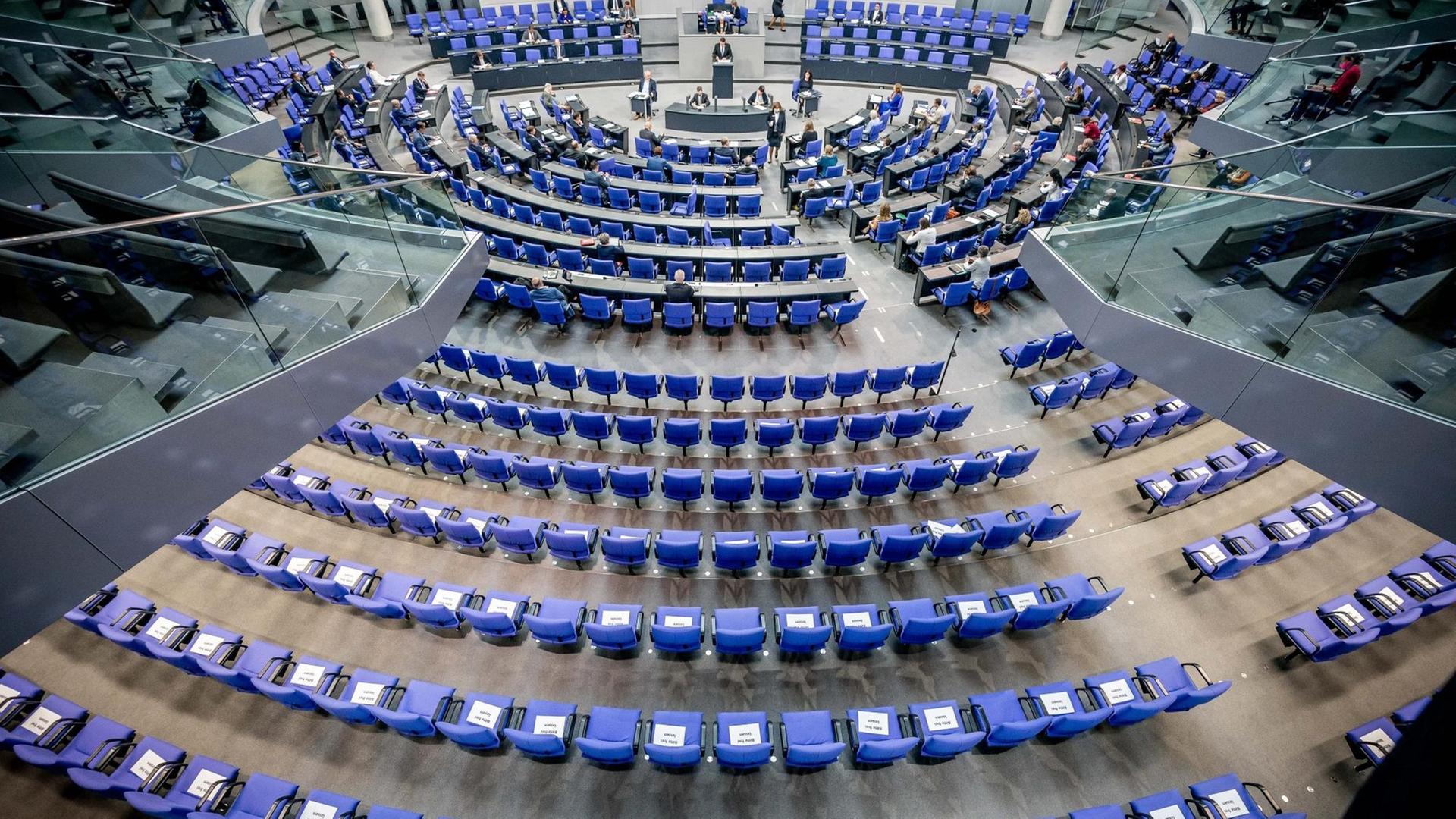 Stühle für die Abgeordneten, aufgenommen im Plenum in Deutschen Bundestag. Auf einigen der Stühle liegen Zettel mit der Aufschrift "Bitte frei lassen".