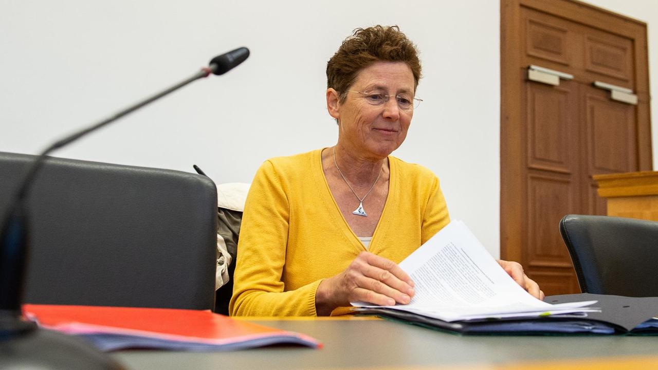 12.10.2018: Die Gießener Ärztin Kristina Hänel sitzt vor Beginn des Berufungsprozesses im Gerichtssaal. Die Medizinerin soll auf ihrer Webseite Abtreibung als Leistung angeboten haben 12.10.2018: Die Gießener Ärztin Kristina Hänel sitzt vor Beginn des Berufungsprozesses im Gerichtssaal. Die Medizinerin soll auf ihrer Webseite Abtreibung als Leistung angeboten haben