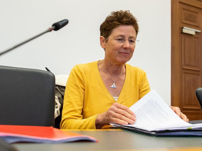 12.10.2018: Die Gießener Ärztin Kristina Hänel sitzt vor Beginn des Berufungsprozesses im Gerichtssaal. Die Medizinerin soll auf ihrer Webseite Abtreibung als Leistung angeboten haben