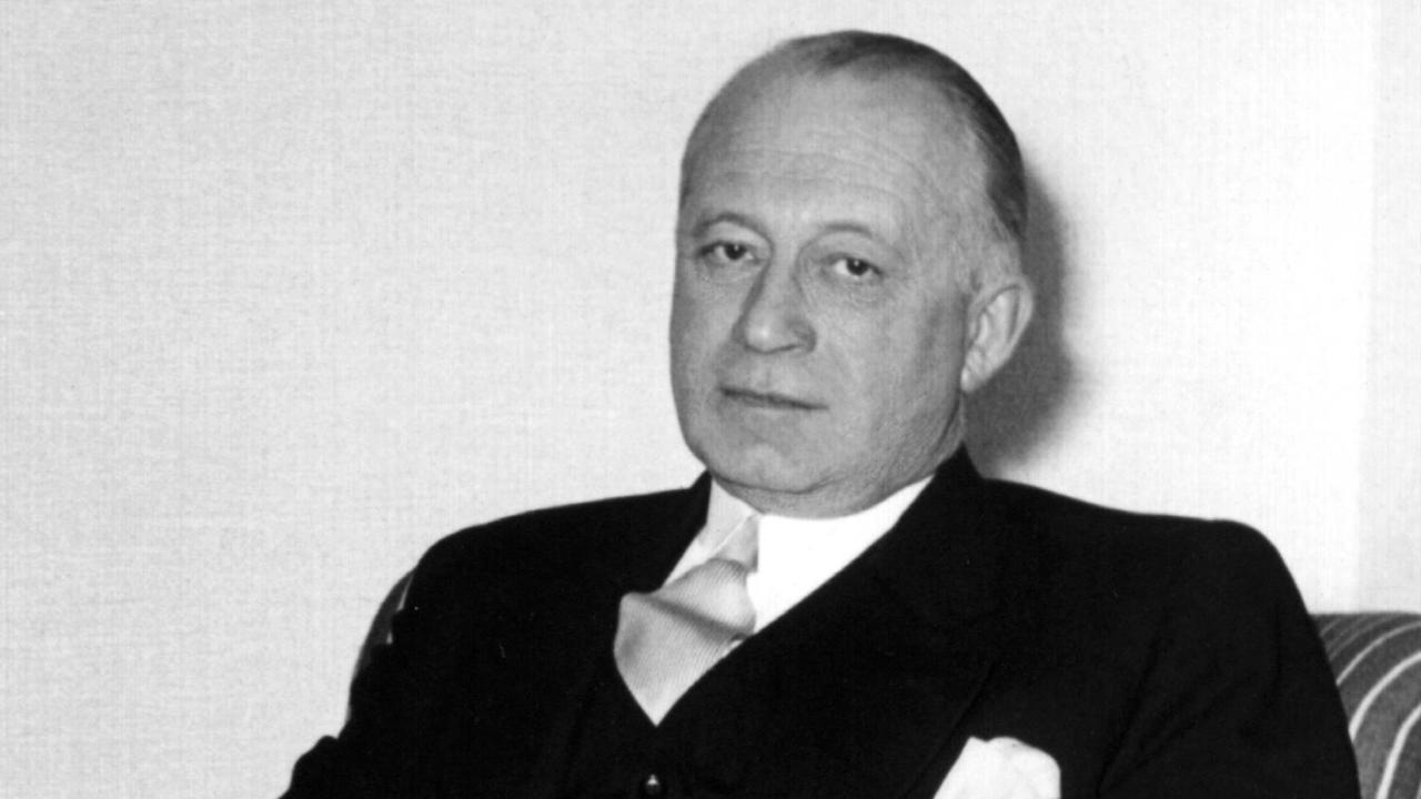 Der Jurist, Präsident des Bundesarbeitsgerichts (1954 - 1963) und Verfasser bedeutender Werke zum Verfassungs-, Zivil- sowie Wirtschaftsrecht, Hans Carl Nipperdey (undatiert). Er wurde am 21. Januar 1895 in Bad Berka geboren und ist am 21. November 1968 in Köln gestorben.