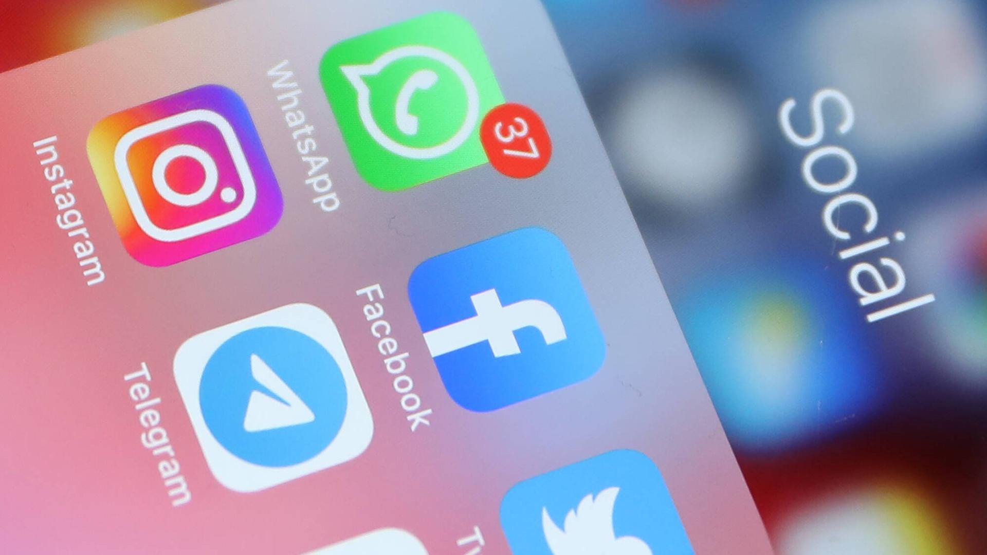Ein Screenshot von einem Smartphone-Ordner voller verschiedener Social-Media-Apps Ein Screenshot von einem Smartphone-Ordner voller verschiedener Social-Media-Apps
