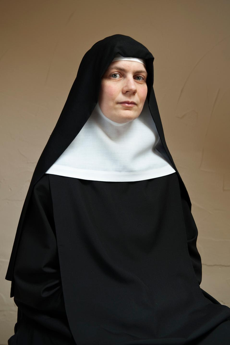 Eine der älteren Arbeiten von Anne Heinlein - das Porträt einer der Benediktinerinnen aus der Abtei St. Gertrud in Alexanderdorf.