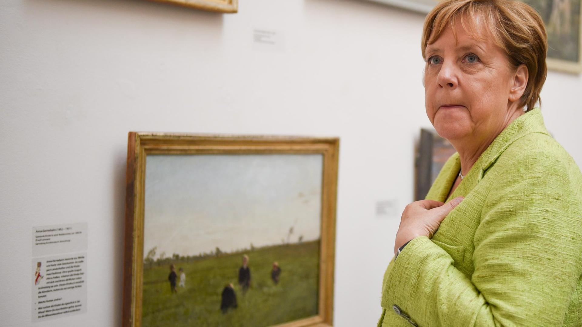 Angela Merkel 2017 vor einem Gemälde der norddeutschen Malerin Anna Gerresheim Angela Merkel 2017 vor einem Gemälde der norddeutschen Malerin Anna Gerresheim