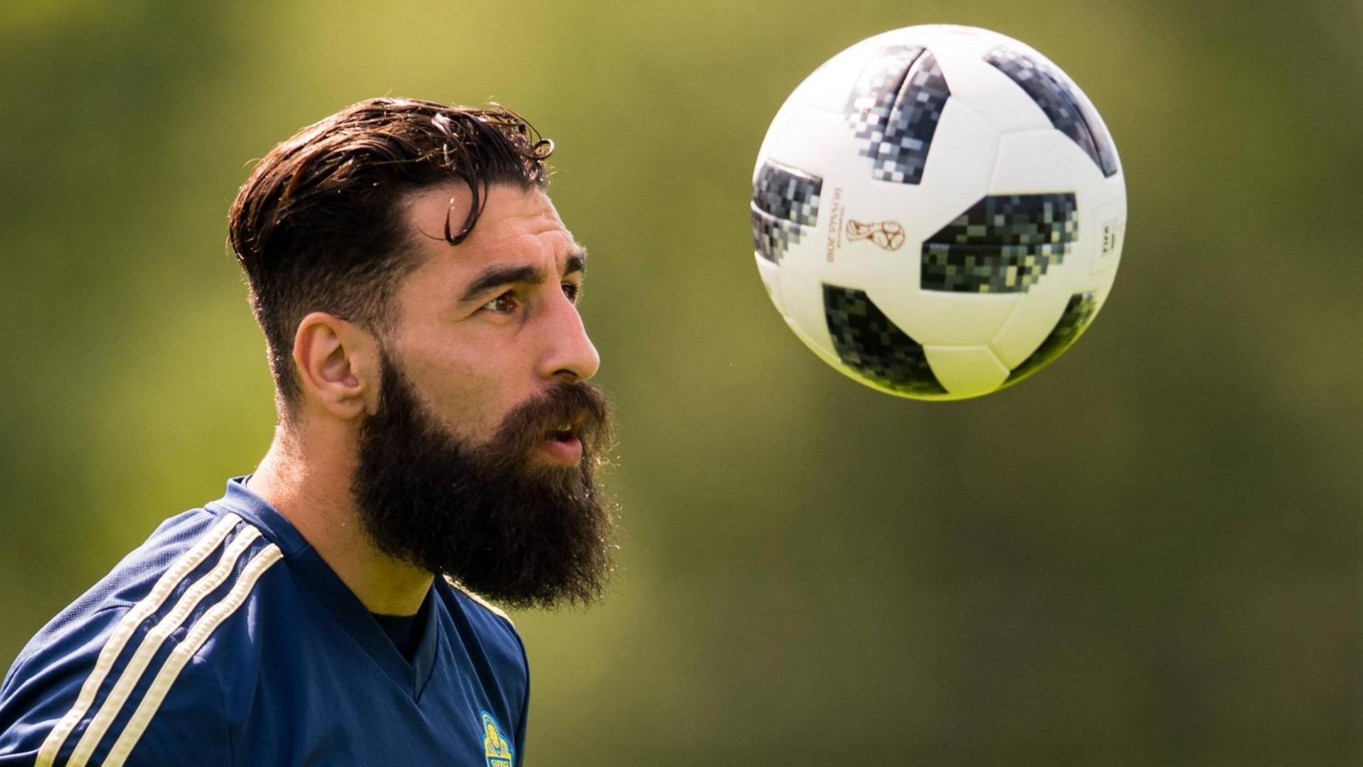 Jimmy Durmaz trainiert mit einem Fußball. Jimmy Durmaz trainiert mit einem Fußball.