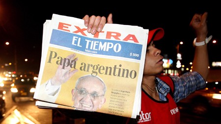 Ein Zeitungsverkäufer im kolumbianischen Bogota preist eine Zeitung über die Wahl des Argentiniers Jorge Mario Bergoglio zum Papst an.
