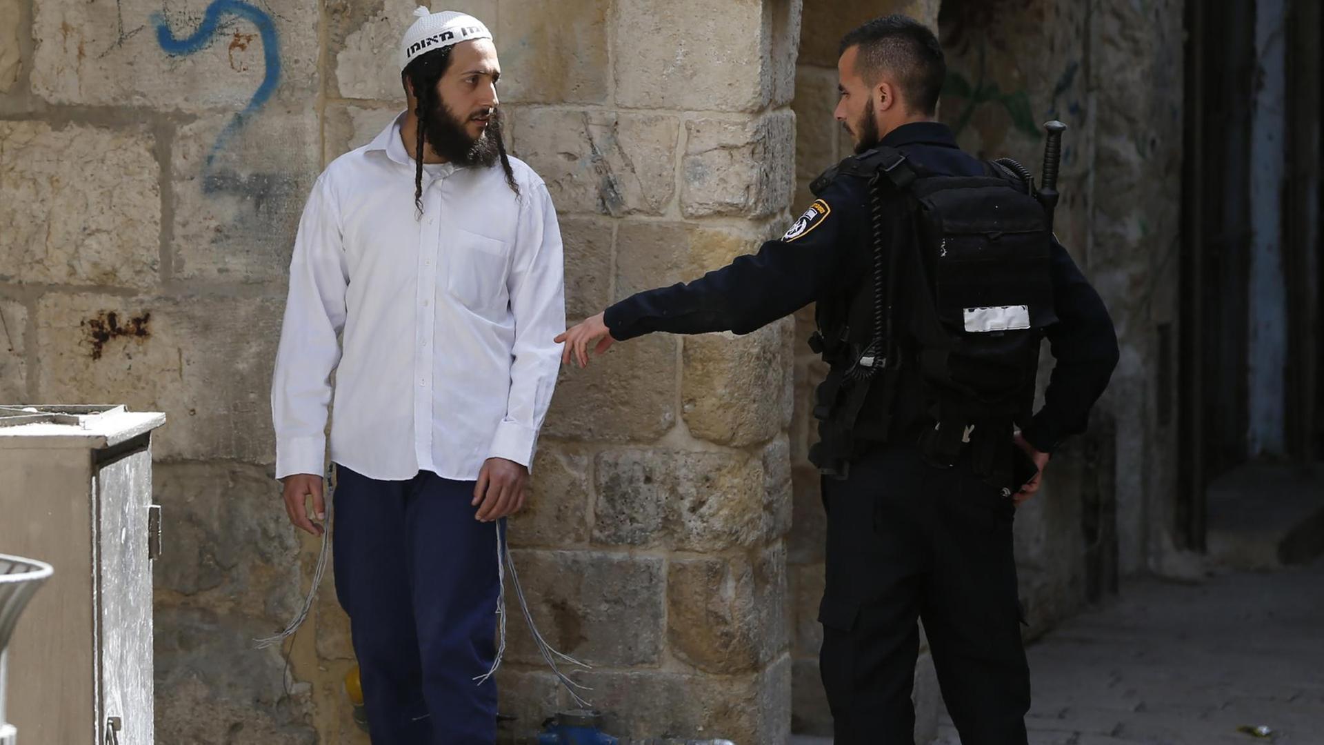 Ein israelischer Sicherheitsmann verweist einen jüdischen Besucher vor die Tür, nachdem dieser in der Al-Aqsa-Moschee ein jüdisches Gebet gesprochen hat, was dort verboten ist. Ein israelischer Sicherheitsmann verweist einen jüdischen Besucher vor die Tür, nachdem dieser in der Al-Aqsa-Moschee ein jüdisches Gebet gesprochen hat, was dort verboten ist.