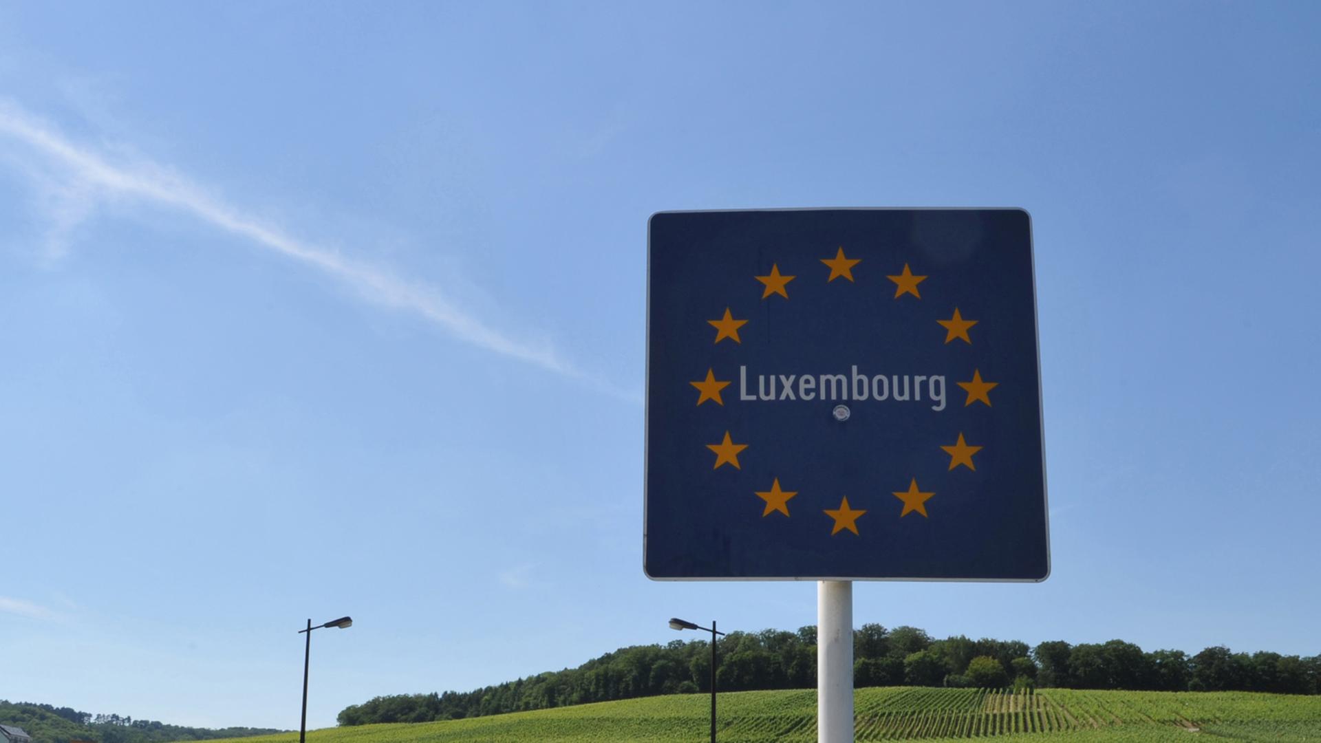 Moselbrücke von Perl (Deutschland) nach Schengen (Luxemburg). Moselbrücke von Perl (Deutschland) nach Schengen (Luxemburg).