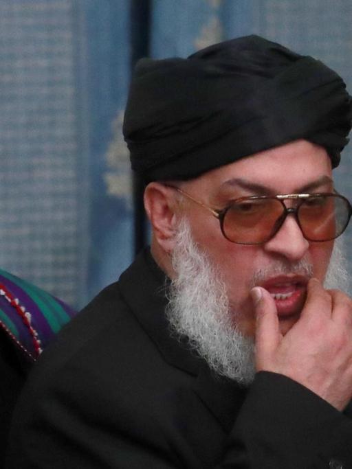 Afghanistans ehemaliger Präsiden Hamid Karzai (l) und der politische Chef der Taliban (Sher Mohammad Abbas Stanikzai) besuchten im Februar 2019 ein intra-afghanisches Meeting in Moskaus President Hotel. an intra-Afghan meeting at Moscow's President Hotel.