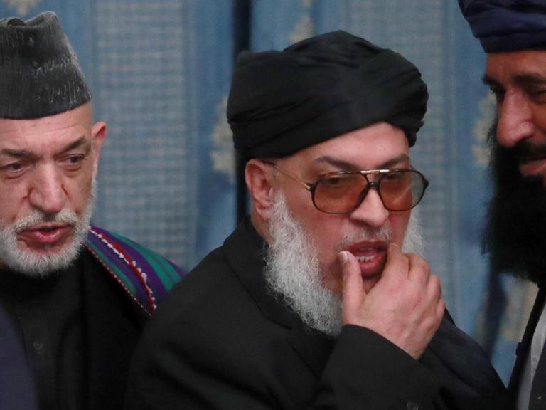 Afghanistans ehemaliger Präsiden Hamid Karzai (l) und der politische Chef der Taliban (Sher Mohammad Abbas Stanikzai) besuchten im Februar 2019 ein intra-afghanisches Meeting in Moskaus President Hotel. an intra-Afghan meeting at Moscow's President Hotel.