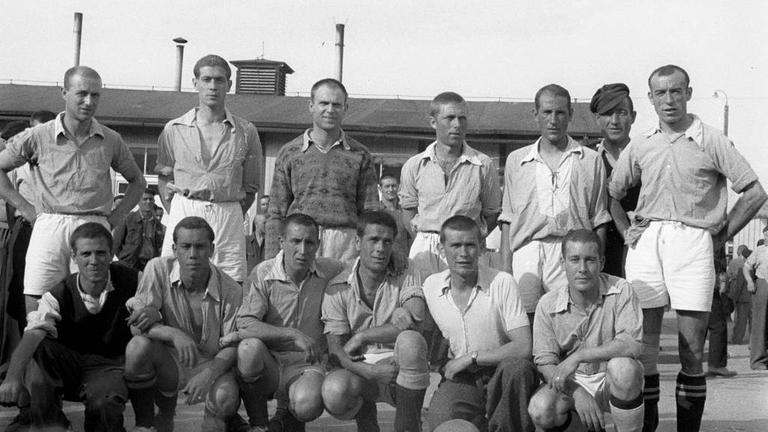 Ein historisches Foto zeigt die spanische Häftlingsmannschaft im KZ Mauthausen.