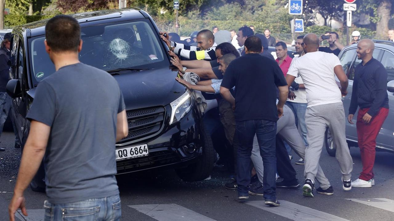 Taxifahrer versuchen in Paris den Mietwagen eines Wettbewerbers umzustürzen.