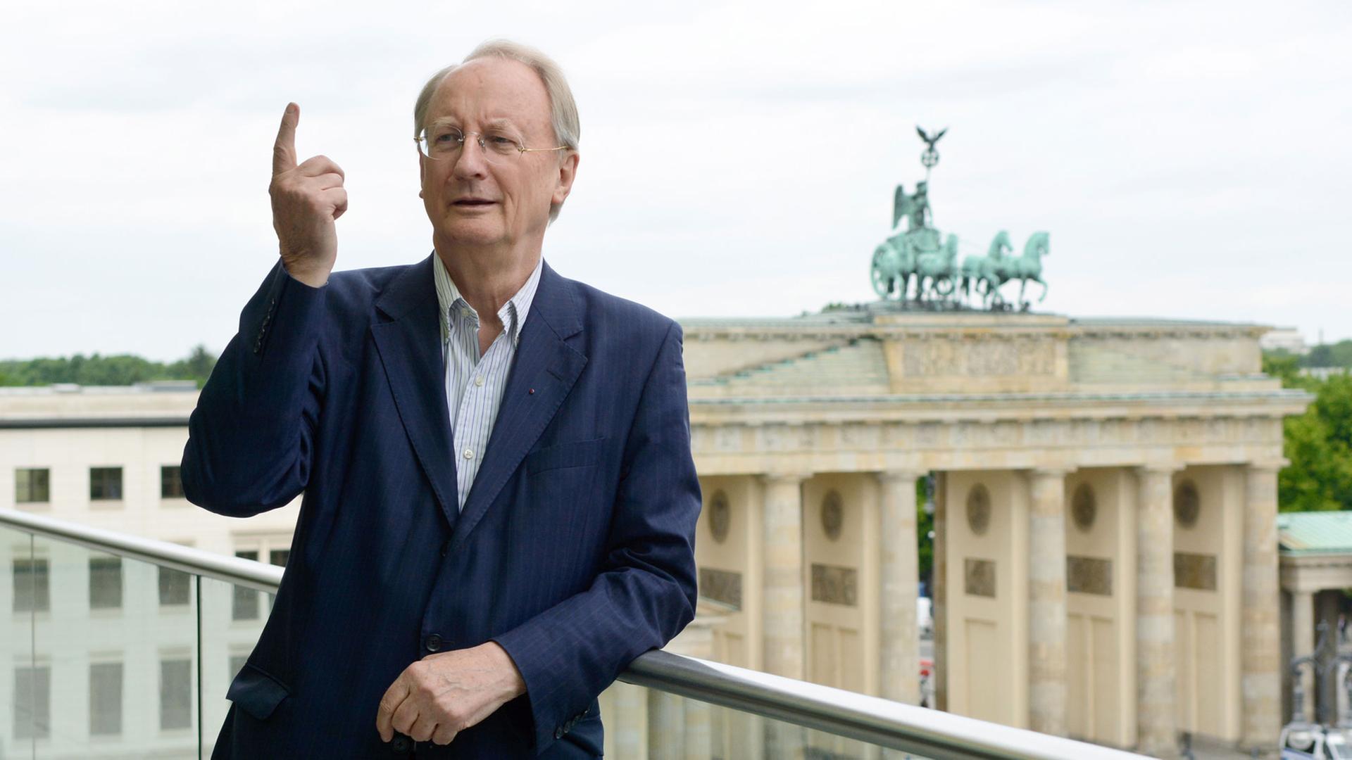 Klaus Staeck, Präsident der Akademie der Künste, steht am 19.05.2015 vor der Kulisse des Brandenburger Tores auf einer Terrasse der Akademie in Berlin. Klaus Staeck gibt nach seiner dritten Amtszeit als Präsident sein Amt ab. Klaus Staeck, Präsident der Akademie der Künste, steht am 19.05.2015 vor der Kulisse des Brandenburger Tores auf einer Terrasse der Akademie in Berlin. Klaus Staeck gibt nach seiner dritten Amtszeit als Präsident sein Amt ab.
