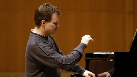 Der deutsche Pianist Lars Vogt spielt in der Philharmonie in Köln.