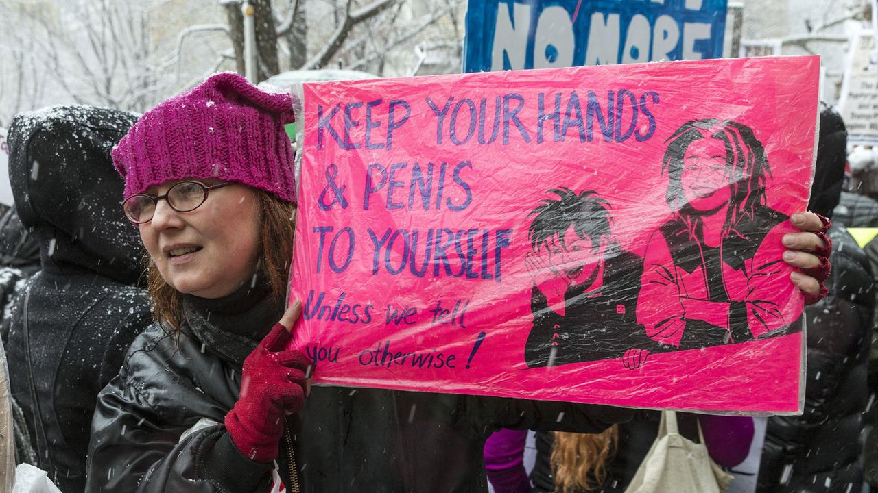 Proteste in New York gegen sexuelle Gewalt, hier am 9. Dezmeber 2017 vor dem Trump International Hotel am United States Columbus Circle Proteste in New York gegen sexuelle Gewalt, hier am 9. Dezmeber 2017 vor dem Trump International Hotel am United States Columbus Circle