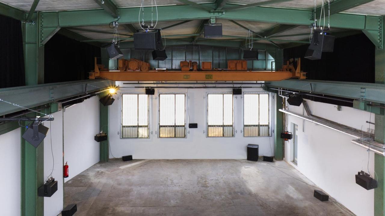 Ein Raum im Zentrum Zentrum für immersive Medien, Musik und Technologie Leipzig. Die Raummitte ist kuppelförmig von festinstallierten Lautsprechern umgeben. Ein Raum im Zentrum Zentrum für immersive Medien, Musik und Technologie Leipzig. Die Raummitte ist kuppelförmig von festinstallierten Lautsprechern umgeben.