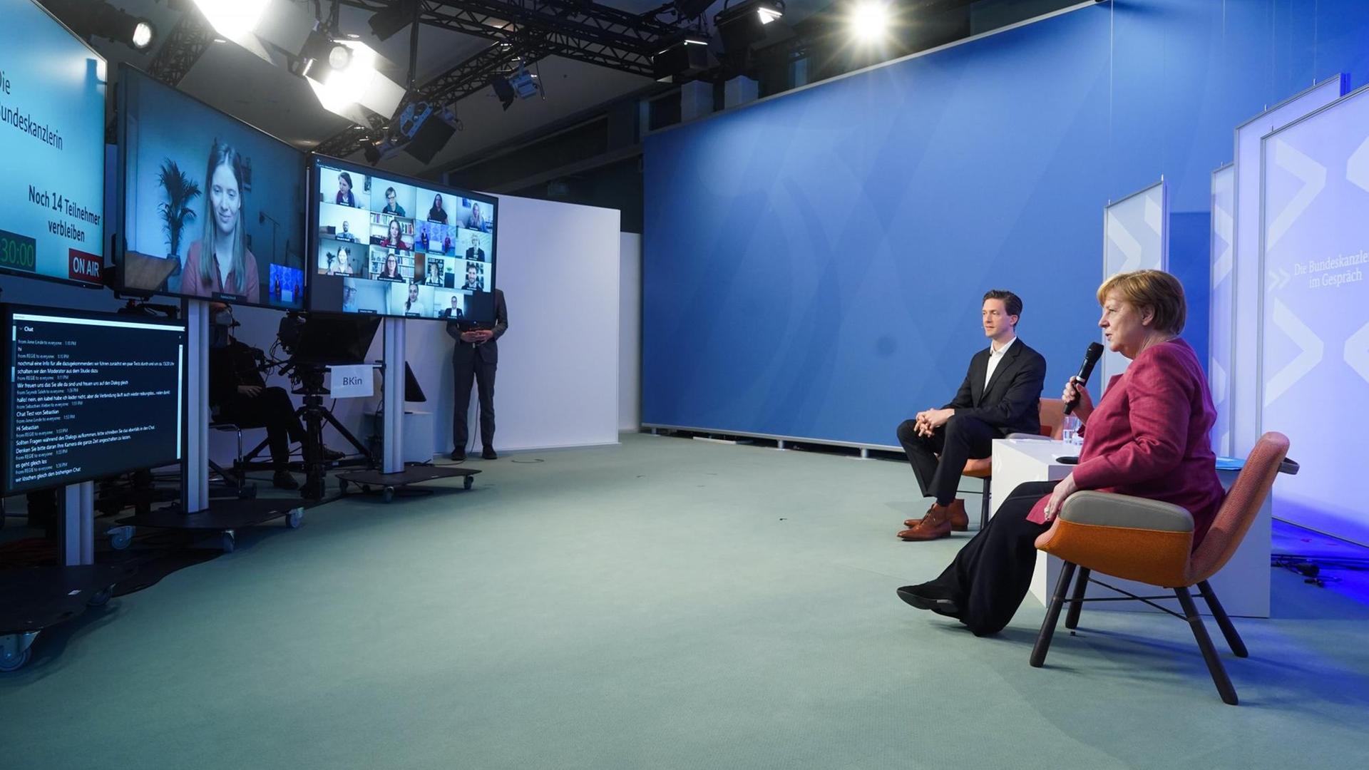 Bundeskanzlerin Angela Merkel (CDU) spricht neben dem Moderator bei der virtuellen Reihe «Die Bundeskanzlerin im Gespräch» mit Kunst- und Kulturschaffenden. Bundeskanzlerin Angela Merkel (CDU) spricht neben dem Moderator bei der virtuellen Reihe «Die Bundeskanzlerin im Gespräch» mit Kunst- und Kulturschaffenden.