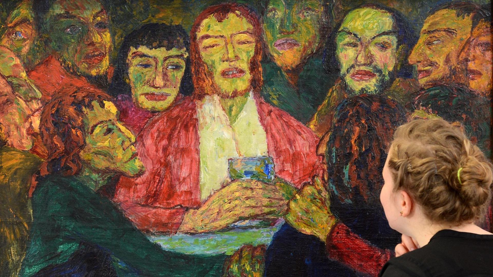 Eine junge Frau betrachtet am 18.04.2013 das Gemälde "Abendmahl", 1909, von Emil Nolde im Kunstmuseum Moritzburg in Halle (Saale) (Sachsen-Anhalt). Unter dem Motto "Farben heiß und heilig" zeigt das Museum 75 Arbeiten des Expressionisten. Eine junge Frau betrachtet am 18.04.2013 das Gemälde "Abendmahl", 1909, von Emil Nolde im Kunstmuseum Moritzburg in Halle (Saale) (Sachsen-Anhalt). Unter dem Motto "Farben heiß und heilig" zeigt das Museum 75 Arbeiten des Expressionisten.