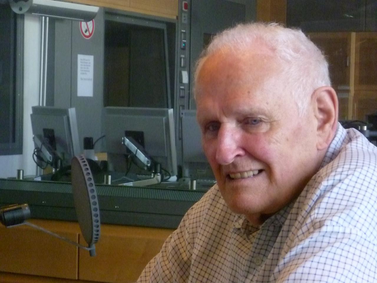 Der Chemiker und Umweltforscher Friedrich Schmidt-Bleek war von 1991 bis 1997 Gründungs-Vizepräsident des Wuppertal-Instituts für Klima, Umwelt, Energie, später Gründungspräsident des Factor 10 Institute. Er entwickelte das Faktor-10-Modell zur Dematerialisierung und eine entsprechende Metrik (ökologischer Rucksack). Der Chemiker und Umweltforscher Friedrich Schmidt-Bleek war von 1991 bis 1997 Gründungs-Vizepräsident des Wuppertal-Instituts für Klima, Umwelt, Energie, später Gründungspräsident des Factor 10 Institute. Er entwickelte das Faktor-10-Modell zur Dematerialisierung und eine entsprechende Metrik (ökologischer Rucksack).