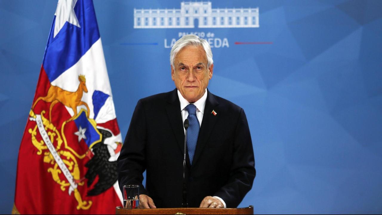 Der chilenische Präsident Sebastian Piñera bei einer Regierungserklärung am 21. Oktober 2019. Ein älterer Mann steht an einem Rednerpult.