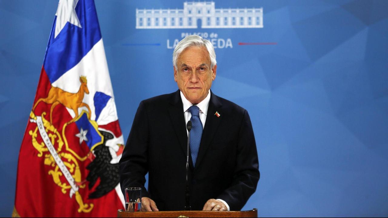 Der chilenische Präsident Sebastian Piñera bei einer Regierungserklärung am 21. Oktober 2019. Ein älterer Mann steht an einem Rednerpult. Der chilenische Präsident Sebastian Piñera bei einer Regierungserklärung am 21. Oktober 2019. Ein älterer Mann steht an einem Rednerpult.