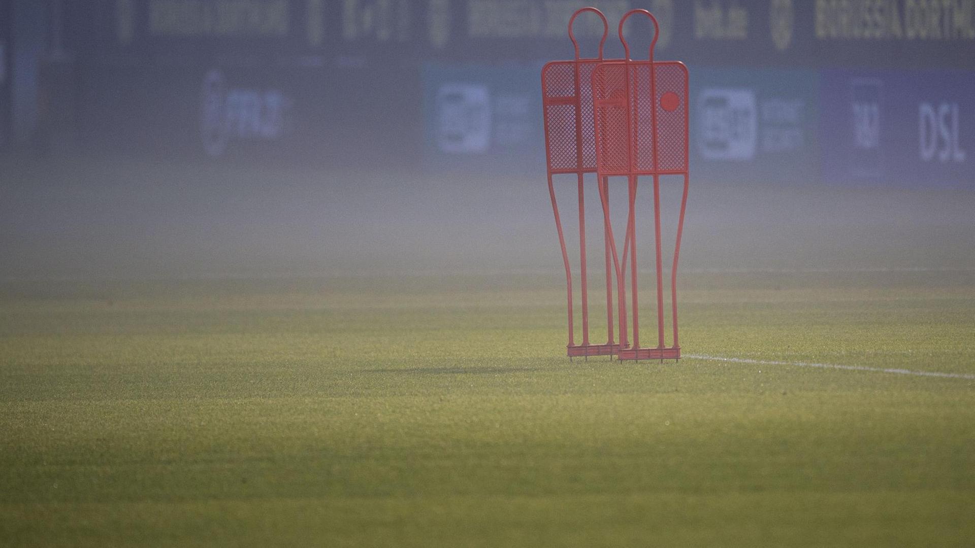Das verwaiste Trainingsgelände von Borussia Dortmund liegt im Nebel.