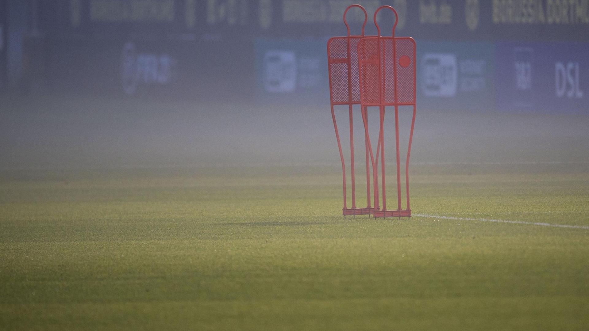 Das verwaiste Trainingsgelände von Borussia Dortmund liegt im Nebel. Das verwaiste Trainingsgelände von Borussia Dortmund liegt im Nebel.