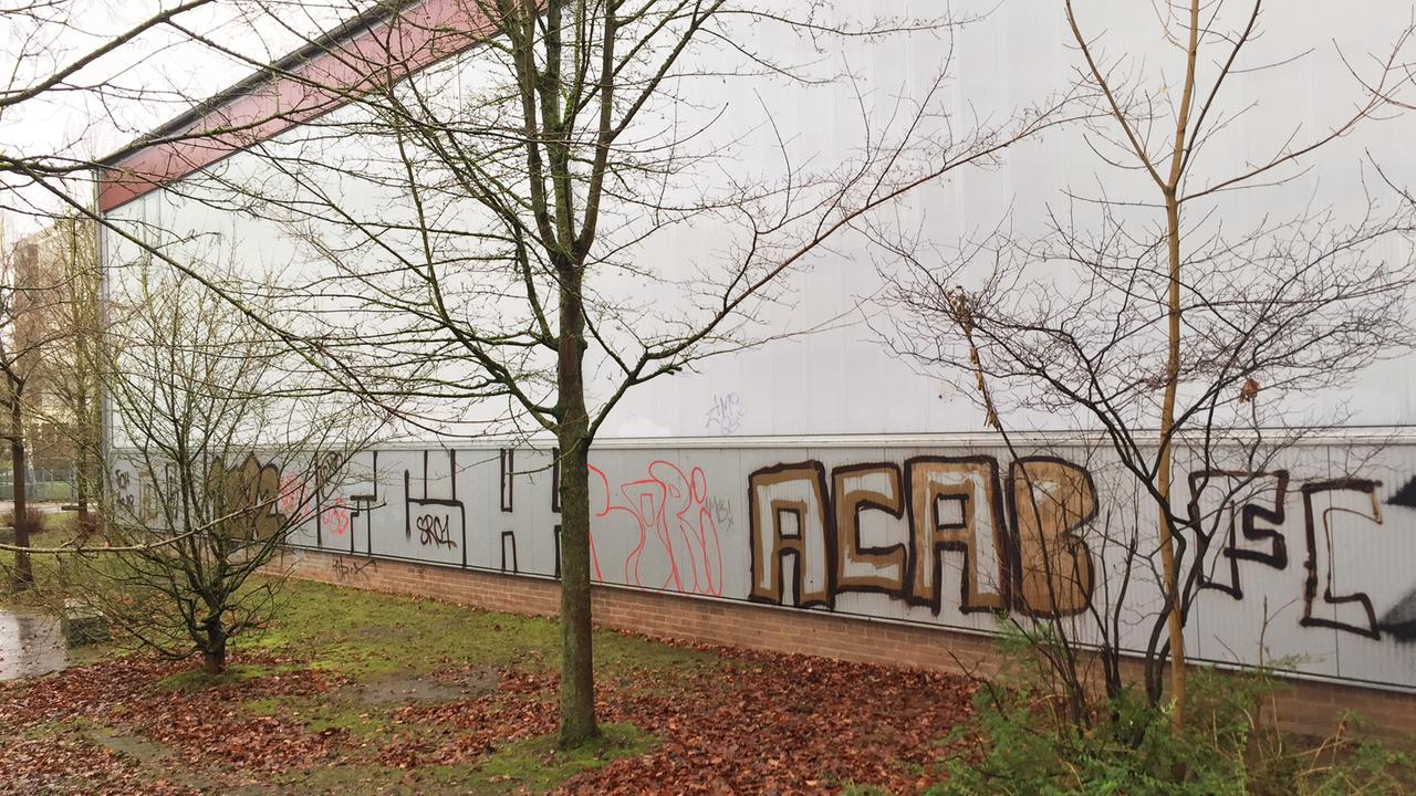 "ACAB" - Graffitis an der Förderschule Am Fernsehturm in Schwerin