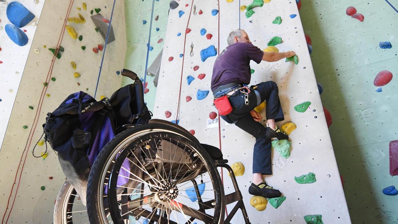 Der an Multiple Sklerose erkrankte und auf den Rollstuhl angewiesene Steffen Tillmans geht beim Deutschen Alpenverein (DAV) der Sektion Karlsruhe eine Kletterwand hoch. Der an Multiple Sklerose erkrankte und auf den Rollstuhl angewiesene Steffen Tillmans geht beim Deutschen Alpenverein (DAV) der Sektion Karlsruhe eine Kletterwand hoch.