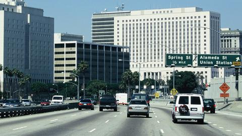 Blick auf eine Hauptverkehrsstraße in Los Angeles, Kalifornien