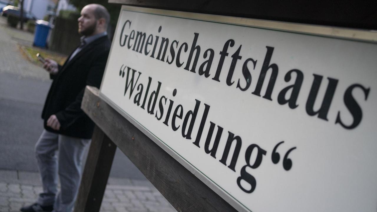 Der bisherige Ortsvorsteher, Stefan Jagsch (NPD), ist am 22.10.2019 auf dem Weg in das Gemeinschaftshaus zur Sitzung des Ortsbeirates von Altenstadt-Waldsiedlung in Hessen. Im Vordergrund ein Schild mit der Aufschrift "Gemeinschaftshaus 'Waldsiedlung'". Der bisherige Ortsvorsteher, Stefan Jagsch (NPD), ist am 22.10.2019 auf dem Weg in das Gemeinschaftshaus zur Sitzung des Ortsbeirates von Altenstadt-Waldsiedlung in Hessen. Im Vordergrund ein Schild mit der Aufschrift "Gemeinschaftshaus 'Waldsiedlung'".